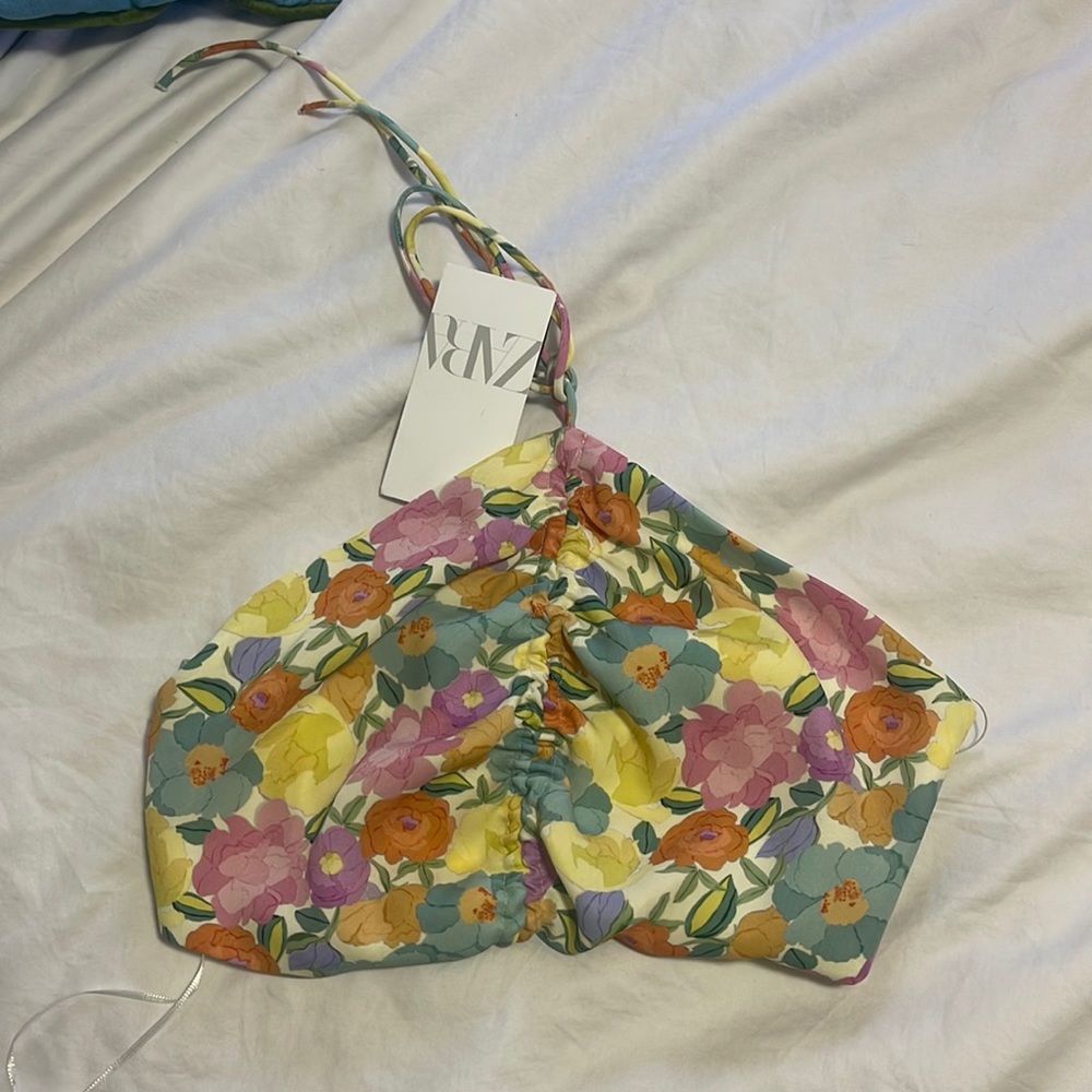Cropped Zara top. Ties around neck floral